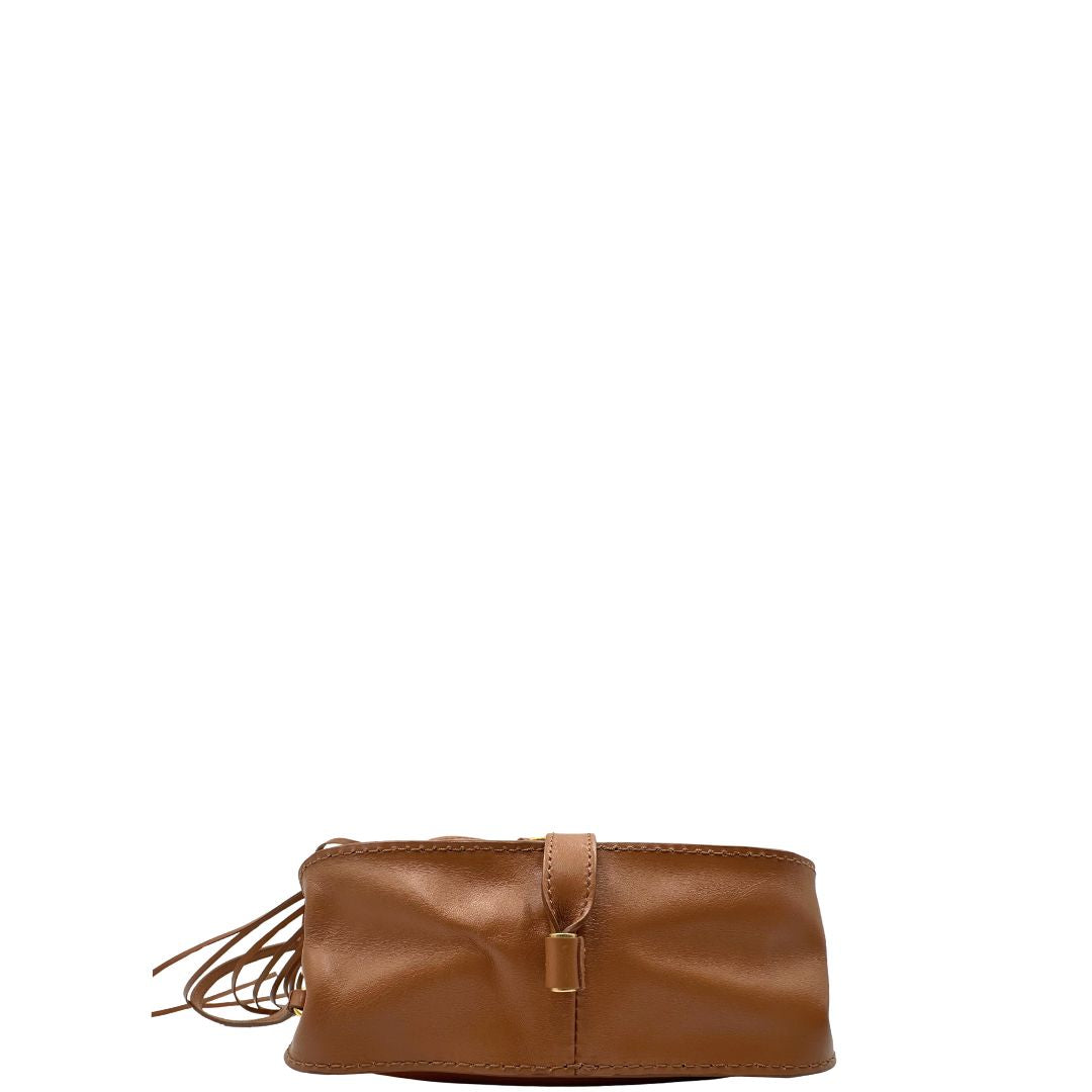 Base, Borsa Chloè Marcie in pelle martellata color cammello, caratterizzata da lunghe ed evidenti frange decorative. Indossabile a tracolla oppure a mano. Originale, usata, di lusso, in condizioni eccellenti.
