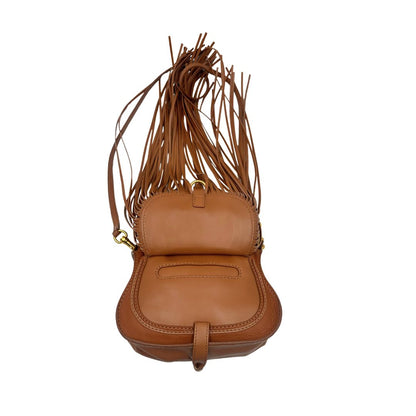 Interno, Borsa Chloè Marcie in pelle martellata color cammello, caratterizzata da lunghe ed evidenti frange decorative. Indossabile a tracolla oppure a mano. Originale, usata, di lusso, in condizioni eccellenti.