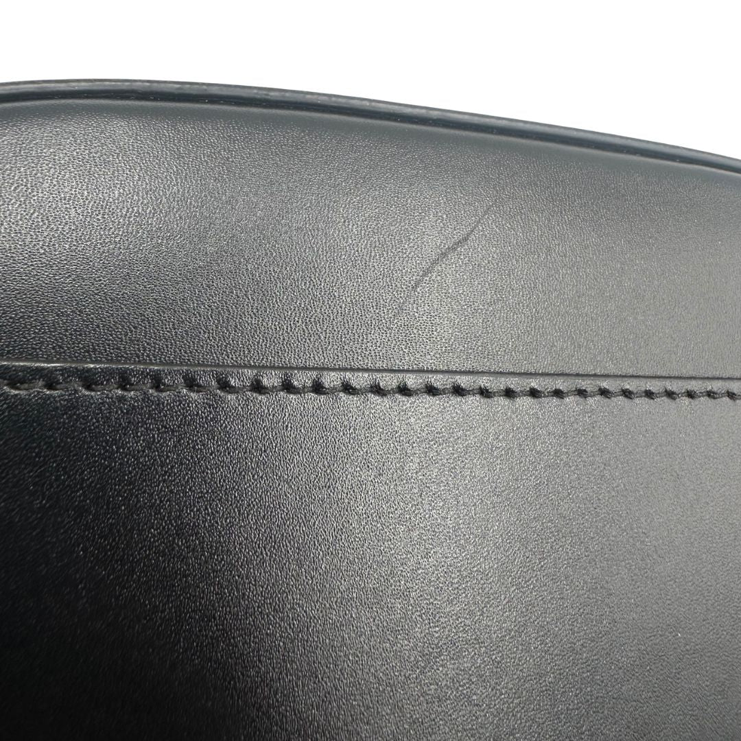 Borsa Burberry in pelle nera con hardware dorato, puoi portarla comodamente a spalla, di lusso, originale, ottime condizioni, usata.