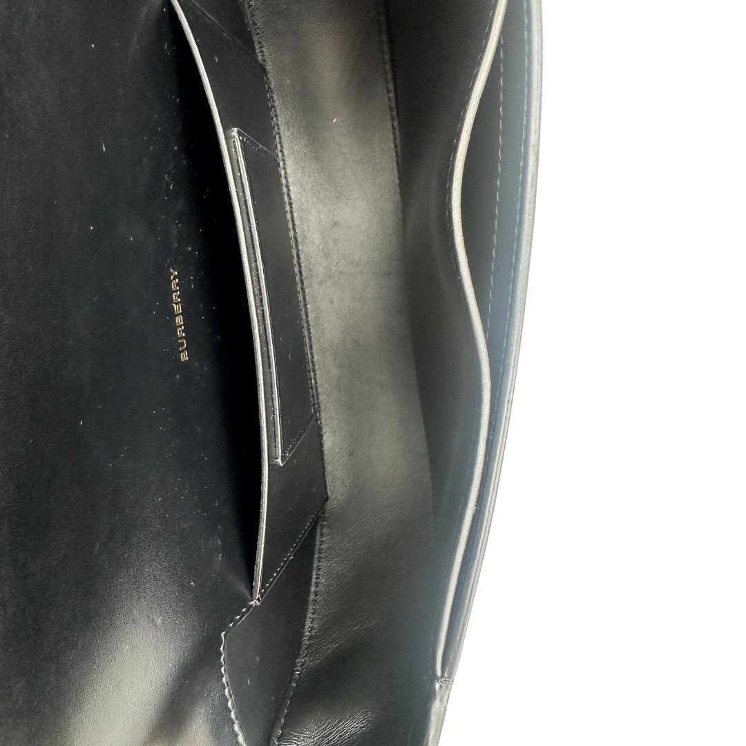 interno Borsa Burberry in pelle nera con hardware dorato, puoi portarla comodamente a spalla, di lusso, originale, ottime condizioni, usata.
