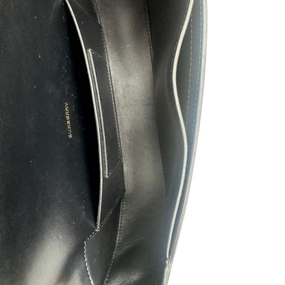 interno Borsa Burberry in pelle nera con hardware dorato, puoi portarla comodamente a spalla, di lusso, originale, ottime condizioni, usata.