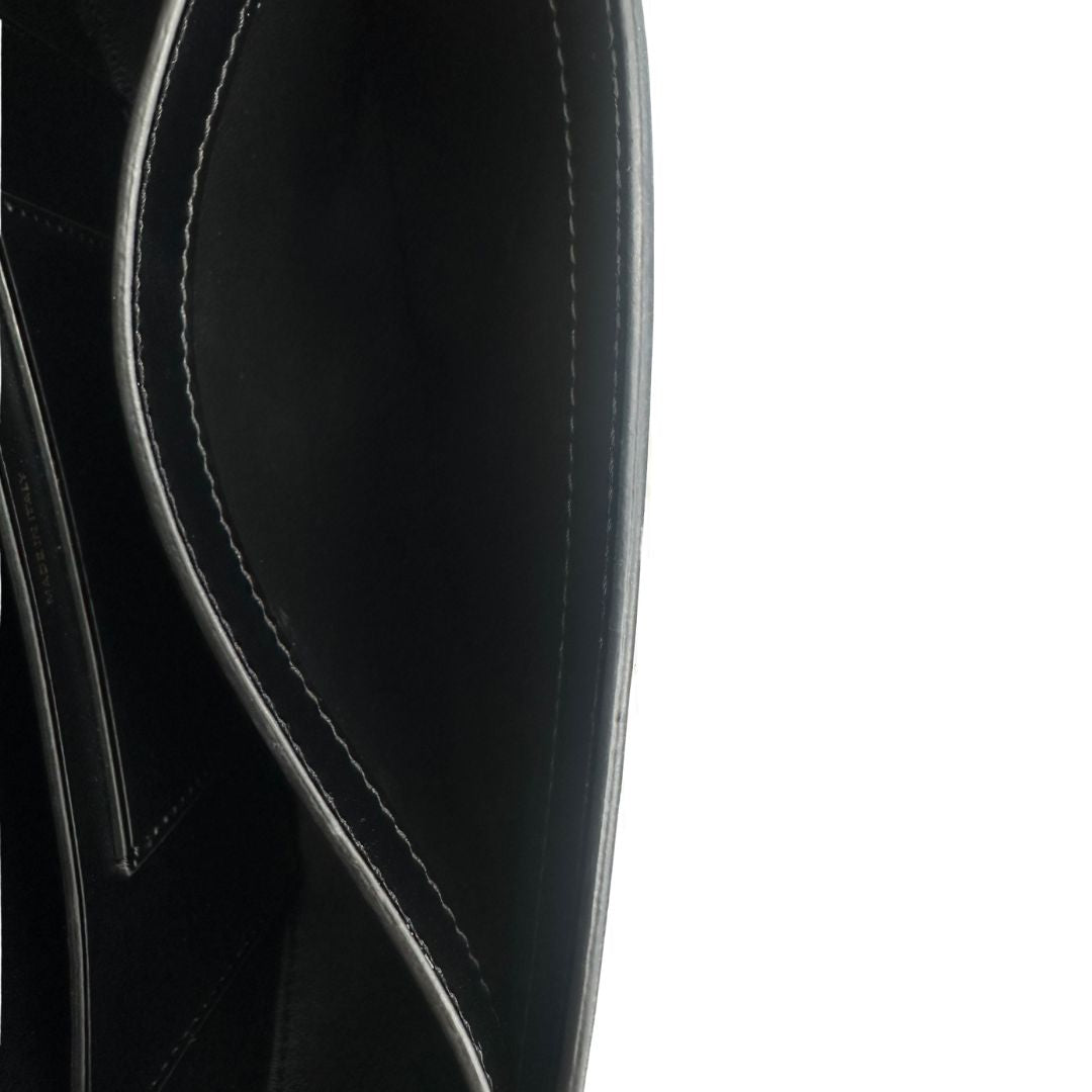 interno Borsa Burberry in pelle nera con hardware dorato, puoi portarla comodamente a spalla, di lusso, originale, ottime condizioni, usata.