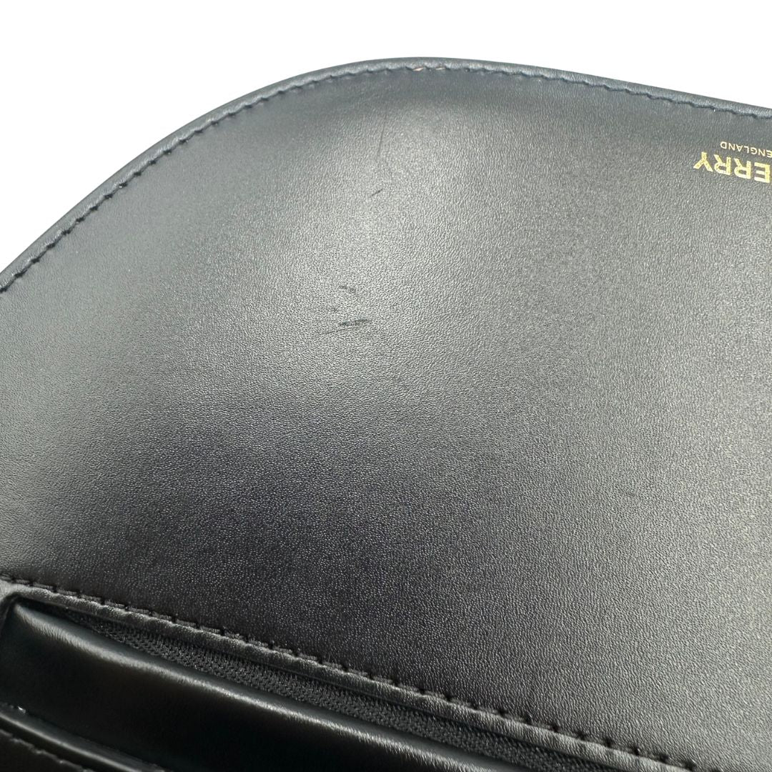 Borsa Burberry in pelle nera con hardware dorato, puoi portarla comodamente a spalla, di lusso, originale, ottime condizioni, usata.