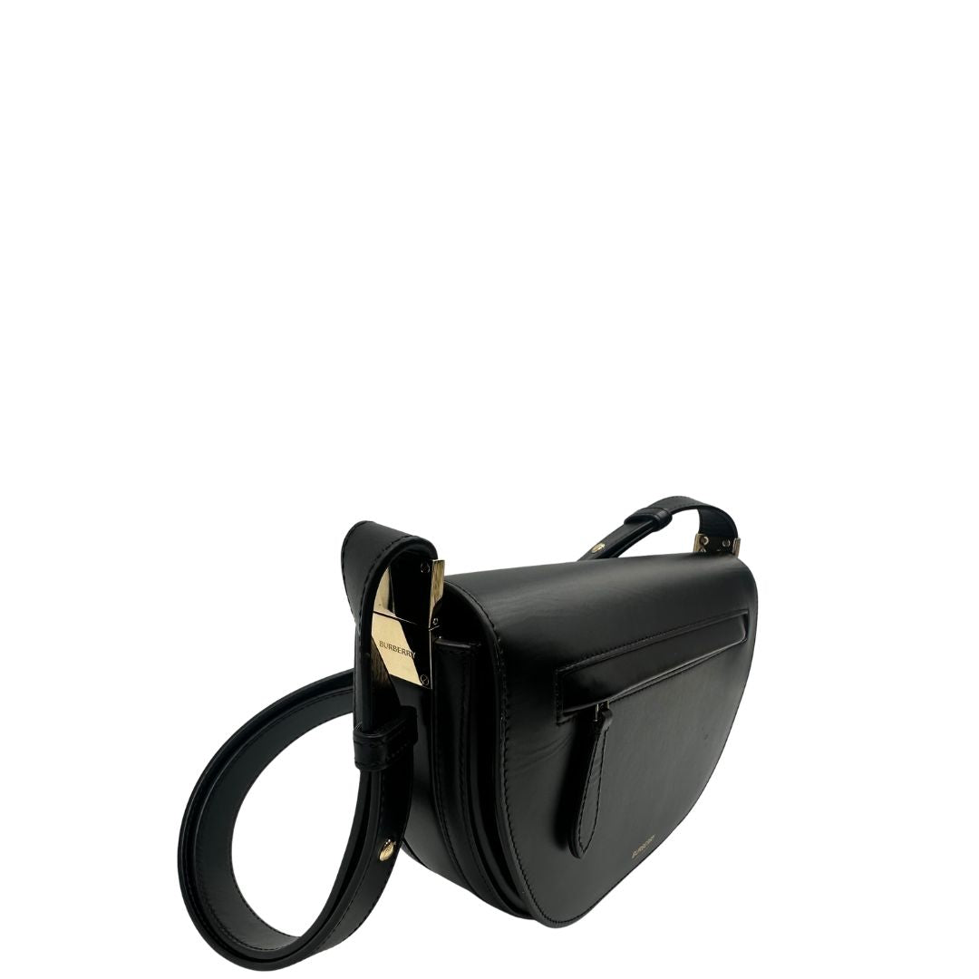 lato Borsa Burberry in pelle nera con hardware dorato, puoi portarla comodamente a spalla, di lusso, originale, ottime condizioni, usata. 