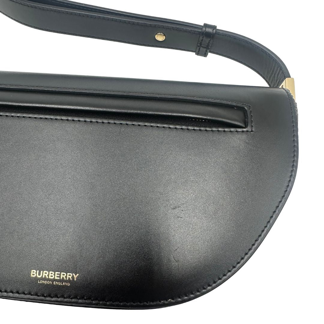 Borsa Burberry in pelle nera con hardware dorato, puoi portarla comodamente a spalla, di lusso, originale, ottime condizioni, usata.