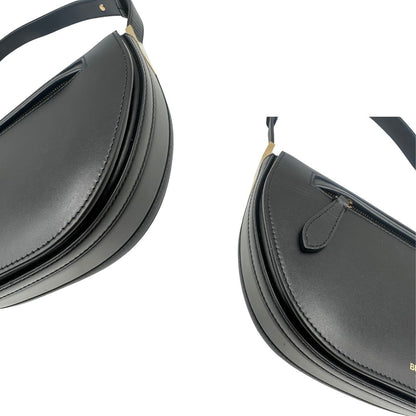 angoli Borsa Burberry in pelle nera con hardware dorato, puoi portarla comodamente a spalla, di lusso, originale, ottime condizioni, usata. 