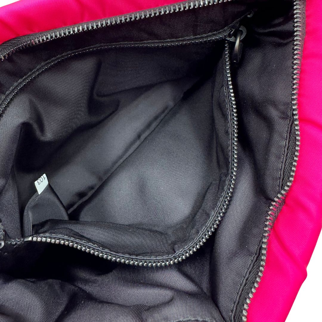 Borsa Prada in tessuto soft nella colorazione fucsia neon, munita di tracolla amovibile, di lusso, originale, ottime condizioni.