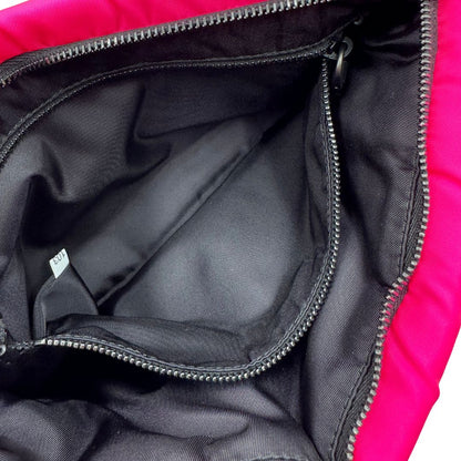Borsa Prada in tessuto soft nella colorazione fucsia neon, munita di tracolla amovibile, di lusso, originale, ottime condizioni.