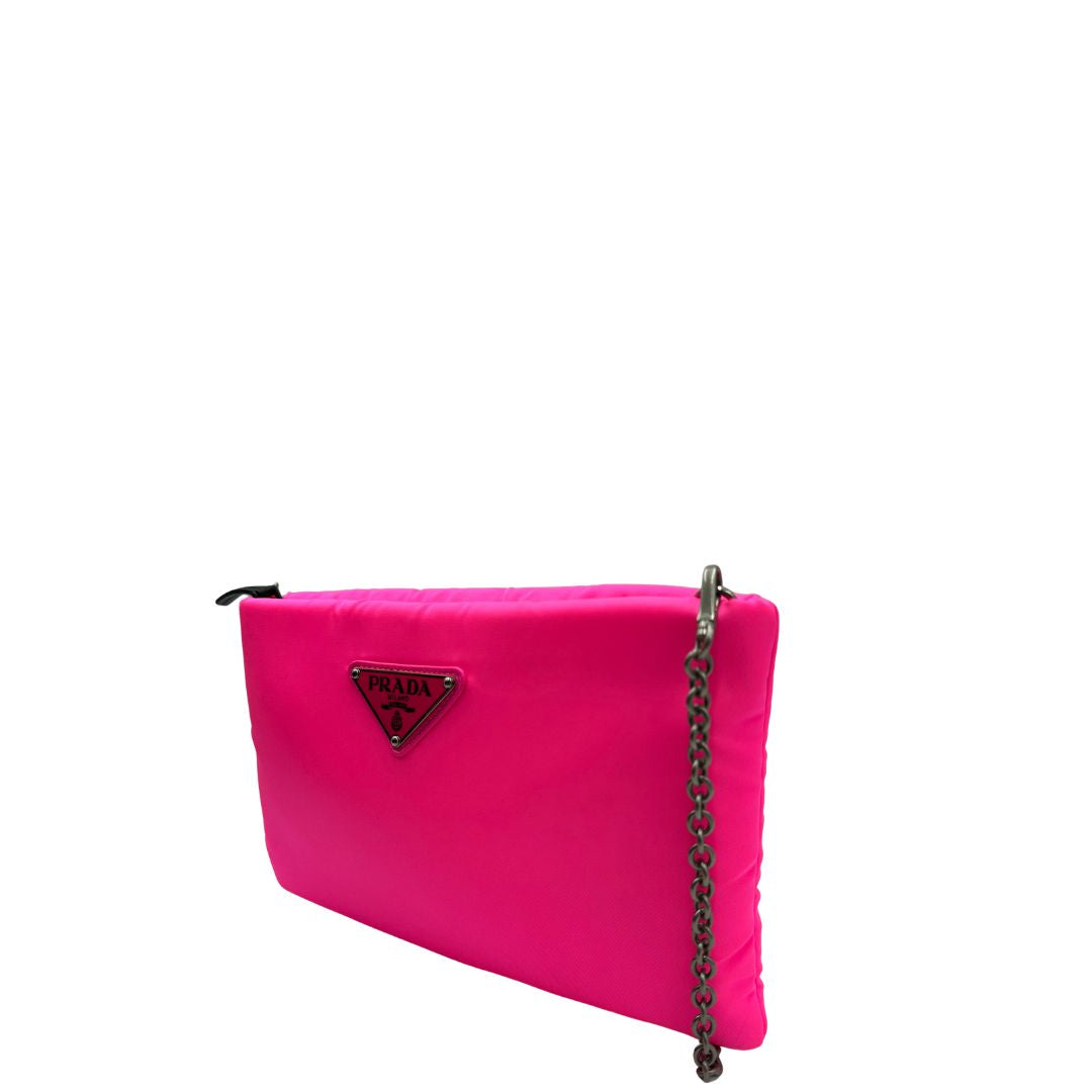 lato Borsa Prada in tessuto soft nella colorazione fucsia neon, munita di tracolla amovibile, di lusso, originale, ottime condizioni. 