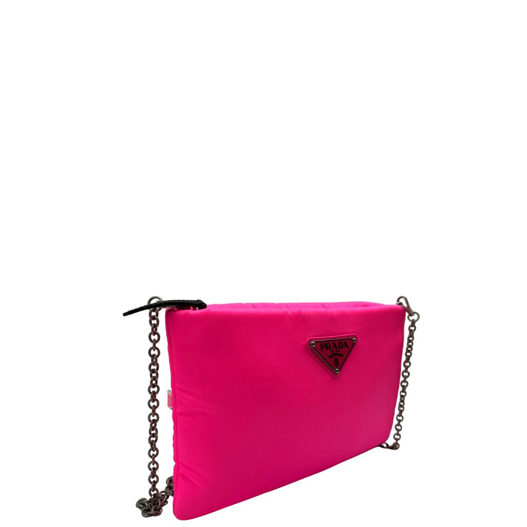 lato Borsa Prada in tessuto soft nella colorazione fucsia neon, munita di tracolla amovibile, di lusso, originale, ottime condizioni. 