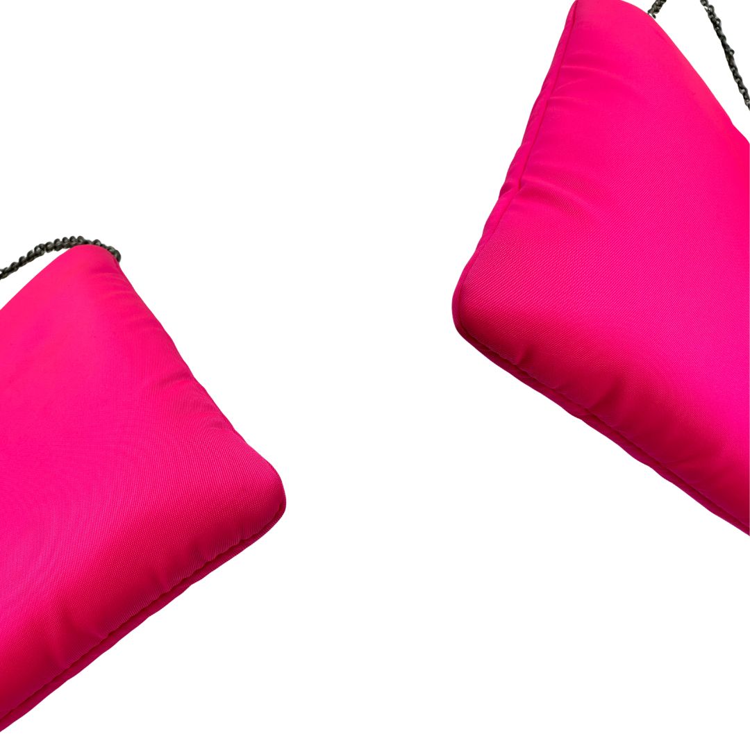Borsa Prada in tessuto soft nella colorazione fucsia neon, munita di tracolla amovibile, di lusso, originale, ottime condizioni.