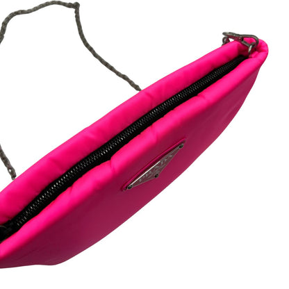 Borsa Prada in tessuto soft nella colorazione fucsia neon, munita di tracolla amovibile, di lusso, originale, ottime condizioni.