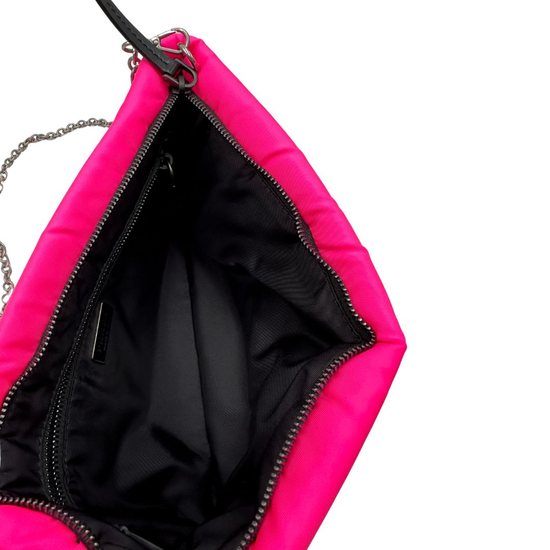 Borsa Prada in tessuto soft nella colorazione fucsia neon, munita di tracolla amovibile, di lusso, originale, ottime condizioni.
