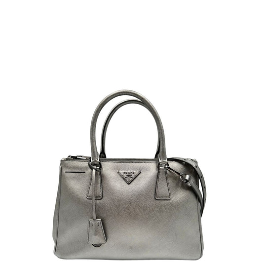 front Borsa Prada in pelle saffiano lux color argento, munita di doppi manici stondati e una tracolla amovibile e regolabile, di lusso, originale, ottime condizioni. 