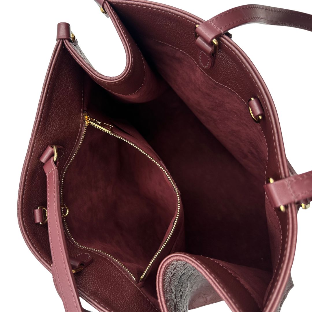interno  Louis Vuitton OnTheGo nella versione MM in pelle monogram Empreinte color bordeaux, di lusso, originale, ottime condizioni, usata. 