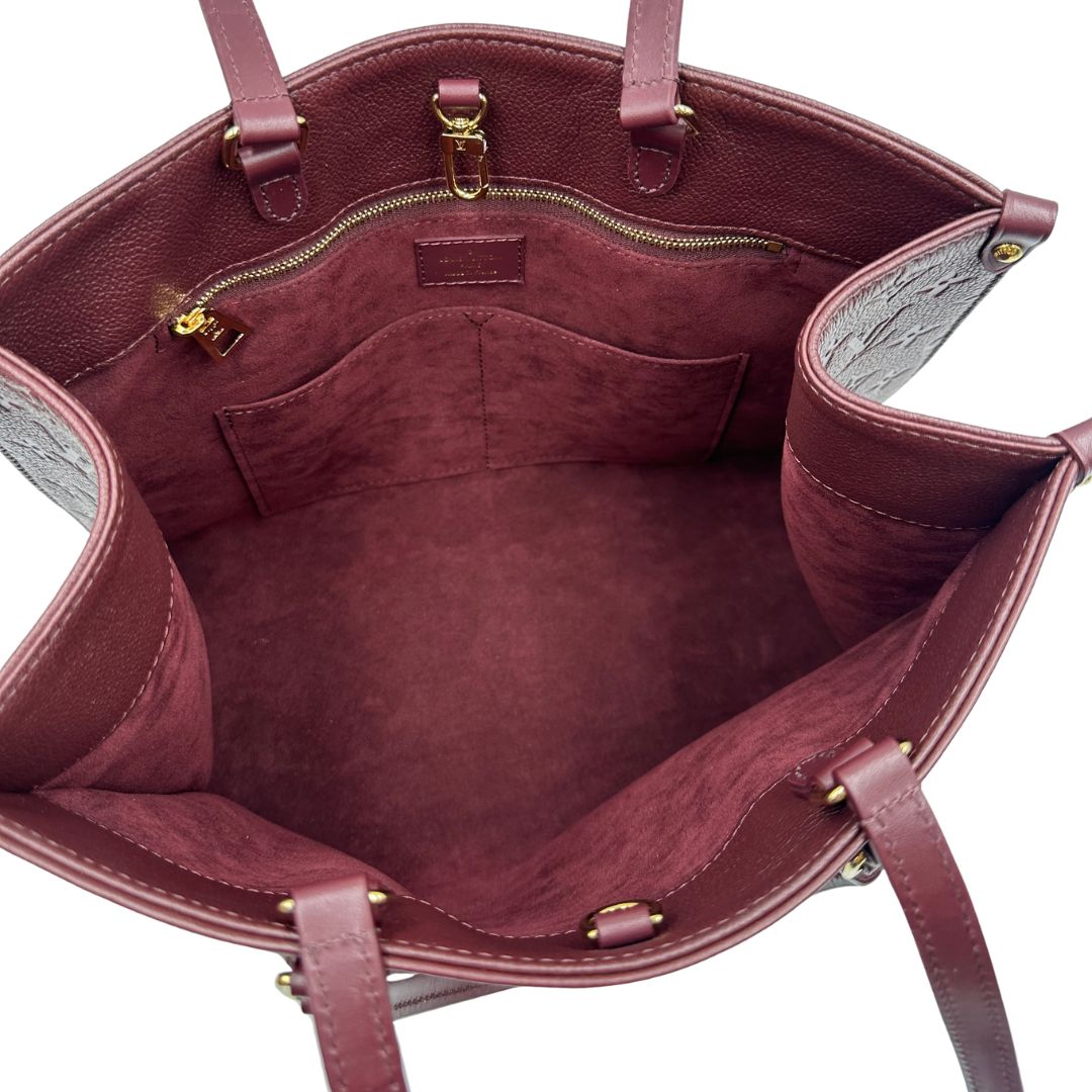 interno  Louis Vuitton OnTheGo nella versione MM in pelle monogram Empreinte color bordeaux, di lusso, originale, ottime condizioni, usata. 