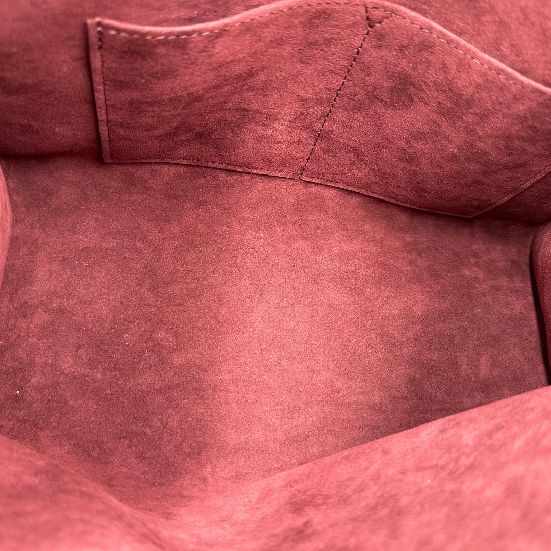 interno  Louis Vuitton OnTheGo nella versione MM in pelle monogram Empreinte color bordeaux, di lusso, originale, ottime condizioni, usata. 