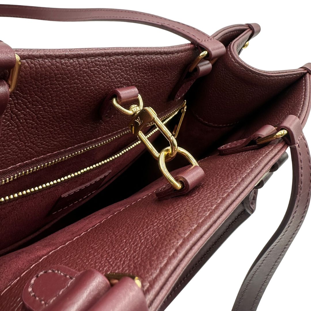interno  Louis Vuitton OnTheGo nella versione MM in pelle monogram Empreinte color bordeaux, di lusso, originale, ottime condizioni, usata. 