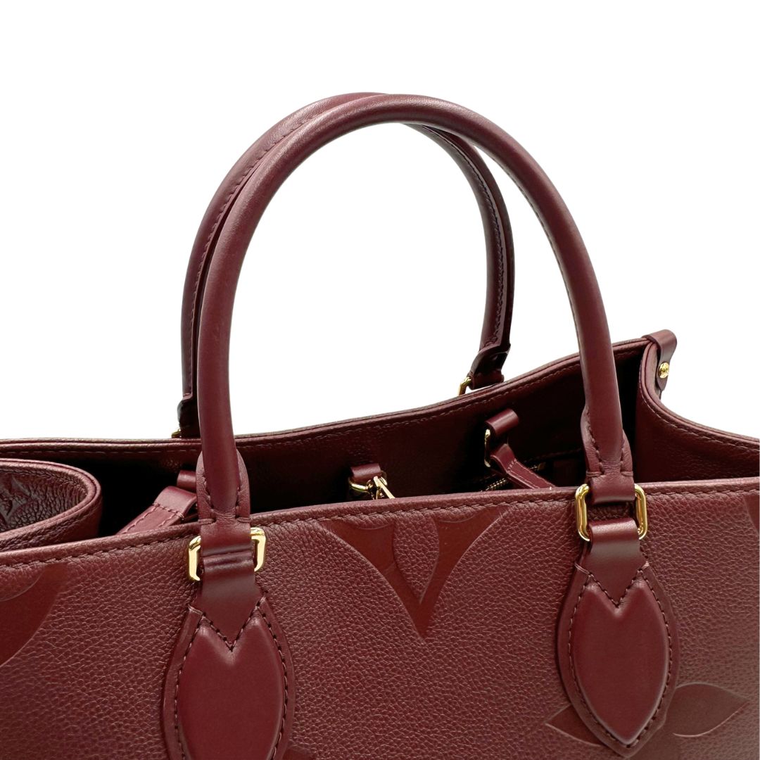 manici  Louis Vuitton OnTheGo nella versione MM in pelle monogram Empreinte color bordeaux, di lusso, originale, ottime condizioni, usata. 
