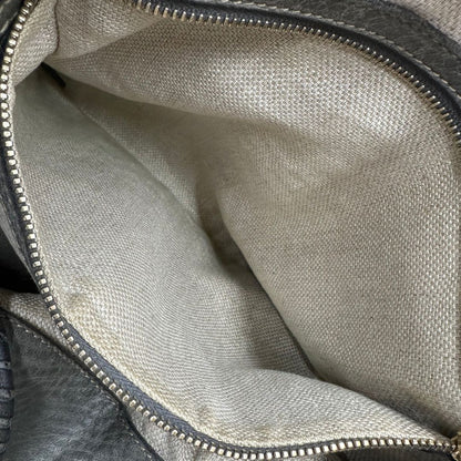 interno  Borsa Gucci Hobo Charlotte in pelle grigia munita di doppi manici, puoi indossarla comodamente a spalla, di lusso, originale, ottime condizioni, usata. 