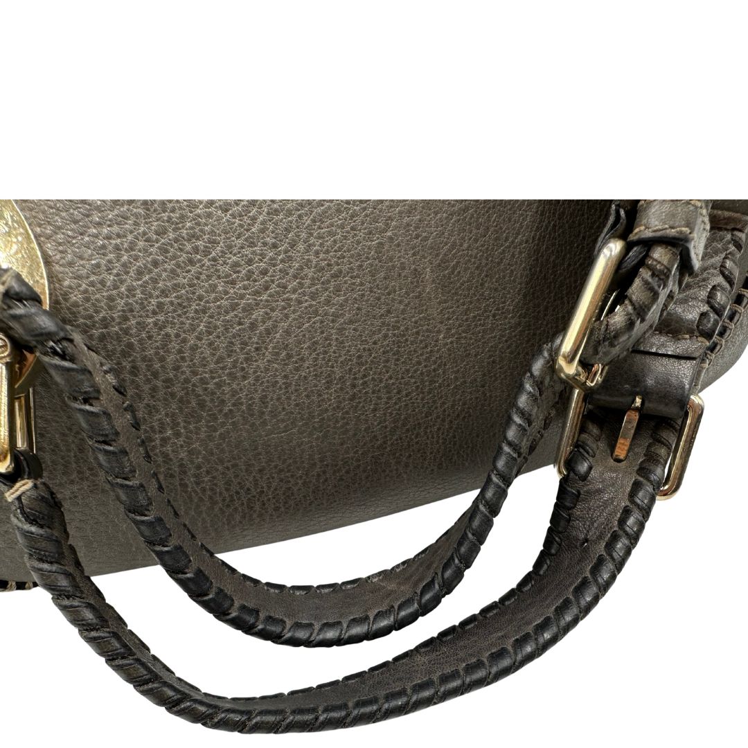 manici  Borsa Gucci Hobo Charlotte in pelle grigia munita di doppi manici, puoi indossarla comodamente a spalla, di lusso, originale, ottime condizioni, usata. 