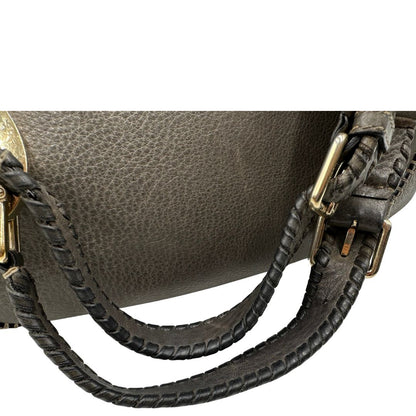 manici  Borsa Gucci Hobo Charlotte in pelle grigia munita di doppi manici, puoi indossarla comodamente a spalla, di lusso, originale, ottime condizioni, usata. 