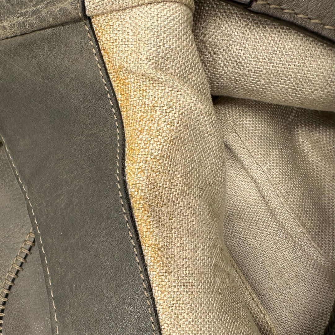 interno  Borsa Gucci Hobo Charlotte in pelle grigia munita di doppi manici, puoi indossarla comodamente a spalla, di lusso, originale, ottime condizioni, usata. 
