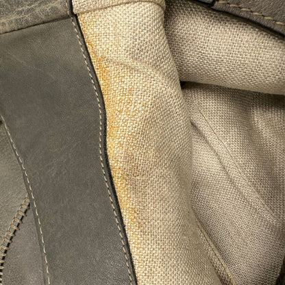 interno  Borsa Gucci Hobo Charlotte in pelle grigia munita di doppi manici, puoi indossarla comodamente a spalla, di lusso, originale, ottime condizioni, usata. 