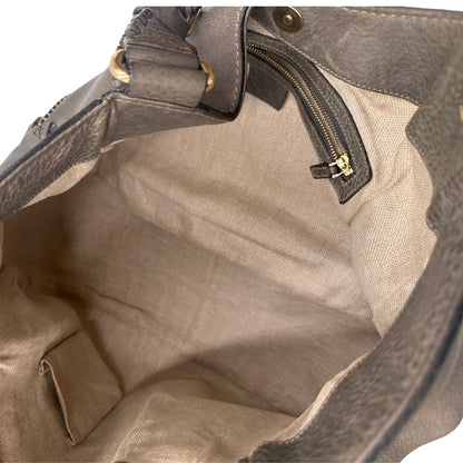 interno  Borsa Gucci Hobo Charlotte in pelle grigia munita di doppi manici, puoi indossarla comodamente a spalla, di lusso, originale, ottime condizioni, usata. 