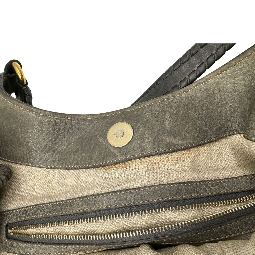 interno  Borsa Gucci Hobo Charlotte in pelle grigia munita di doppi manici, puoi indossarla comodamente a spalla, di lusso, originale, ottime condizioni, usata. 