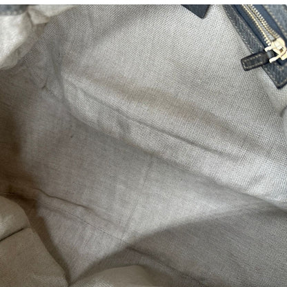 interno  Borsa Gucci Hobo Charlotte in pelle grigia munita di doppi manici, puoi indossarla comodamente a spalla, di lusso, originale, ottime condizioni, usata. 