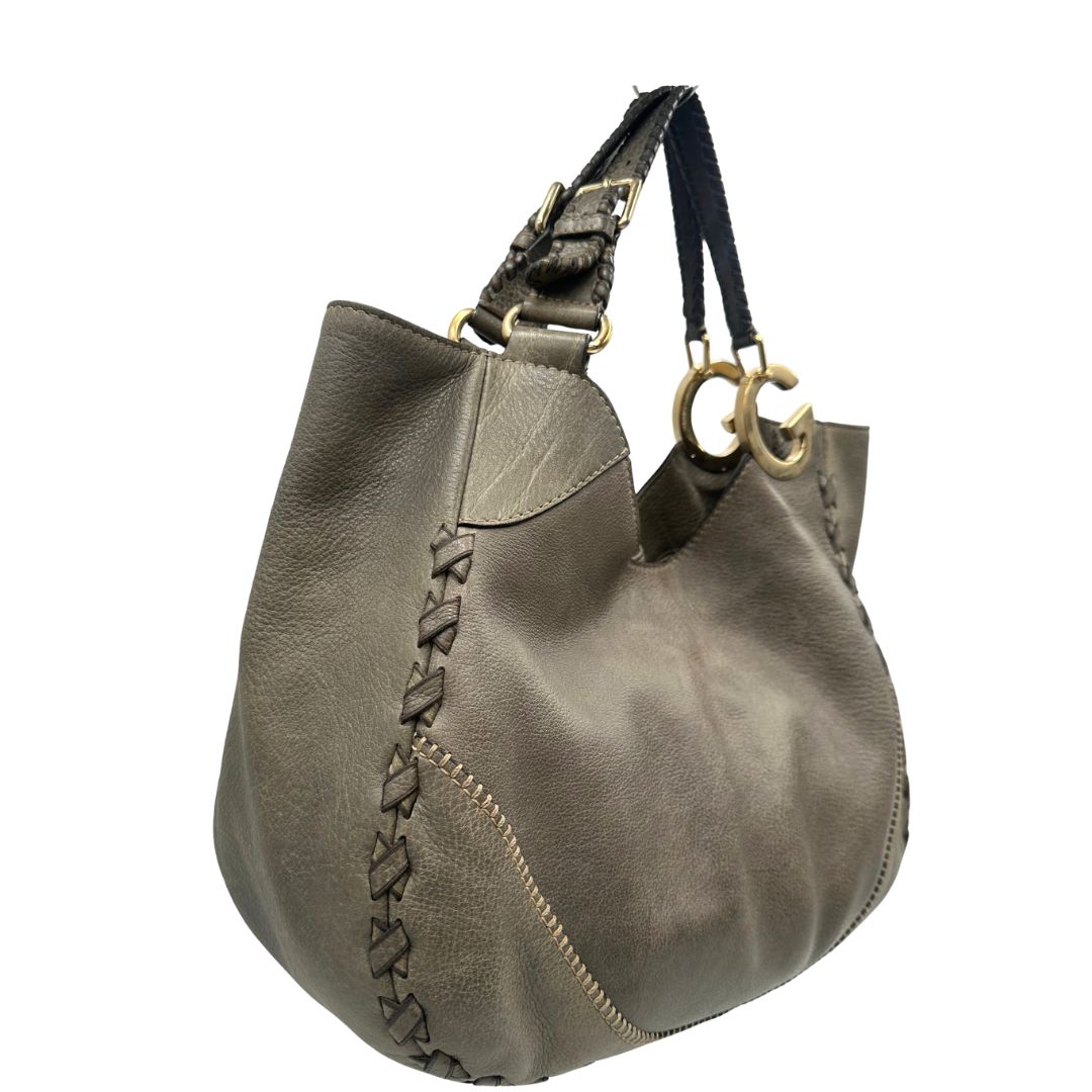 lato  Borsa Gucci Hobo Charlotte in pelle grigia munita di doppi manici, puoi indossarla comodamente a spalla, di lusso, originale, ottime condizioni, usata. 
