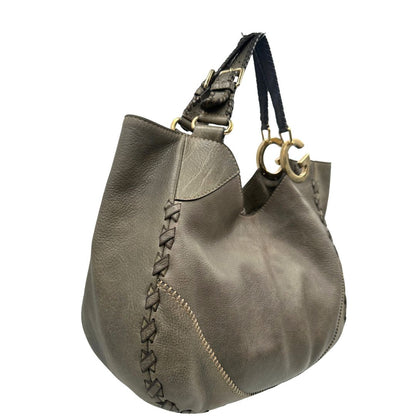 lato  Borsa Gucci Hobo Charlotte in pelle grigia munita di doppi manici, puoi indossarla comodamente a spalla, di lusso, originale, ottime condizioni, usata. 