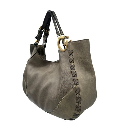 lato  Borsa Gucci Hobo Charlotte in pelle grigia munita di doppi manici, puoi indossarla comodamente a spalla, di lusso, originale, ottime condizioni, usata. 