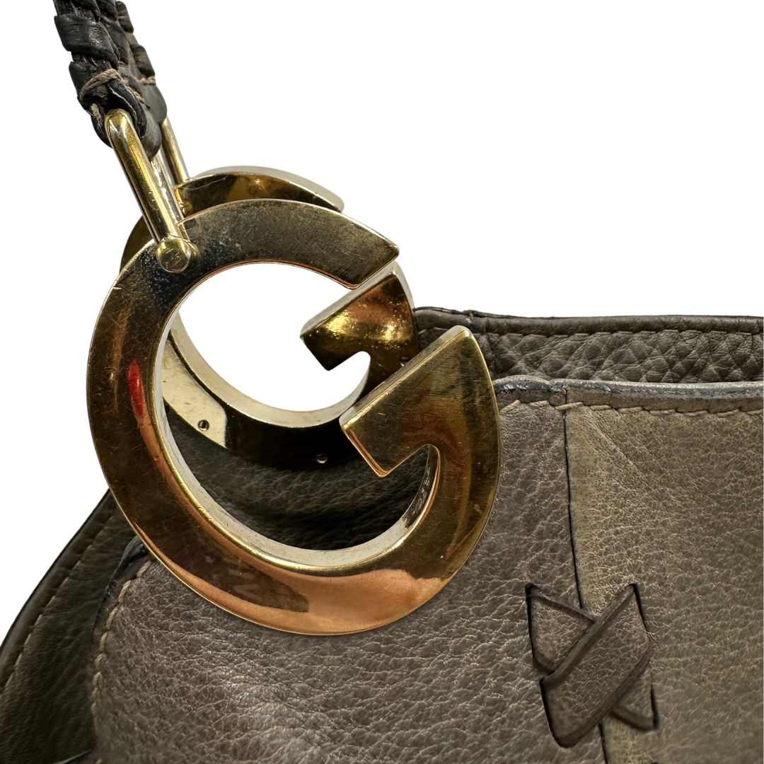  Borsa Gucci Hobo Charlotte in pelle grigia munita di doppi manici, puoi indossarla comodamente a spalla, di lusso, originale, ottime condizioni, usata. 
