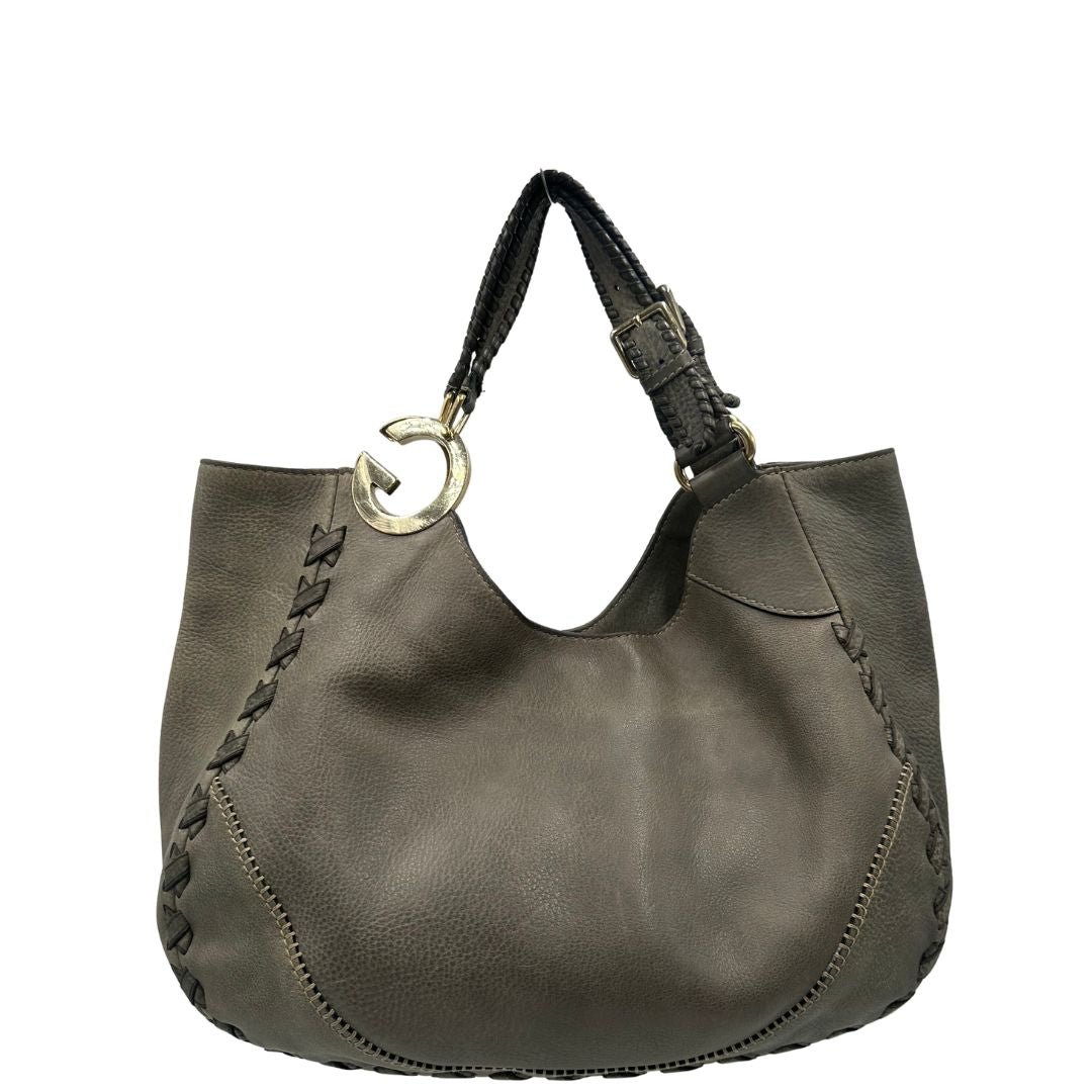 retro  Borsa Gucci Hobo Charlotte in pelle grigia munita di doppi manici, puoi indossarla comodamente a spalla, di lusso, originale, ottime condizioni, usata. 