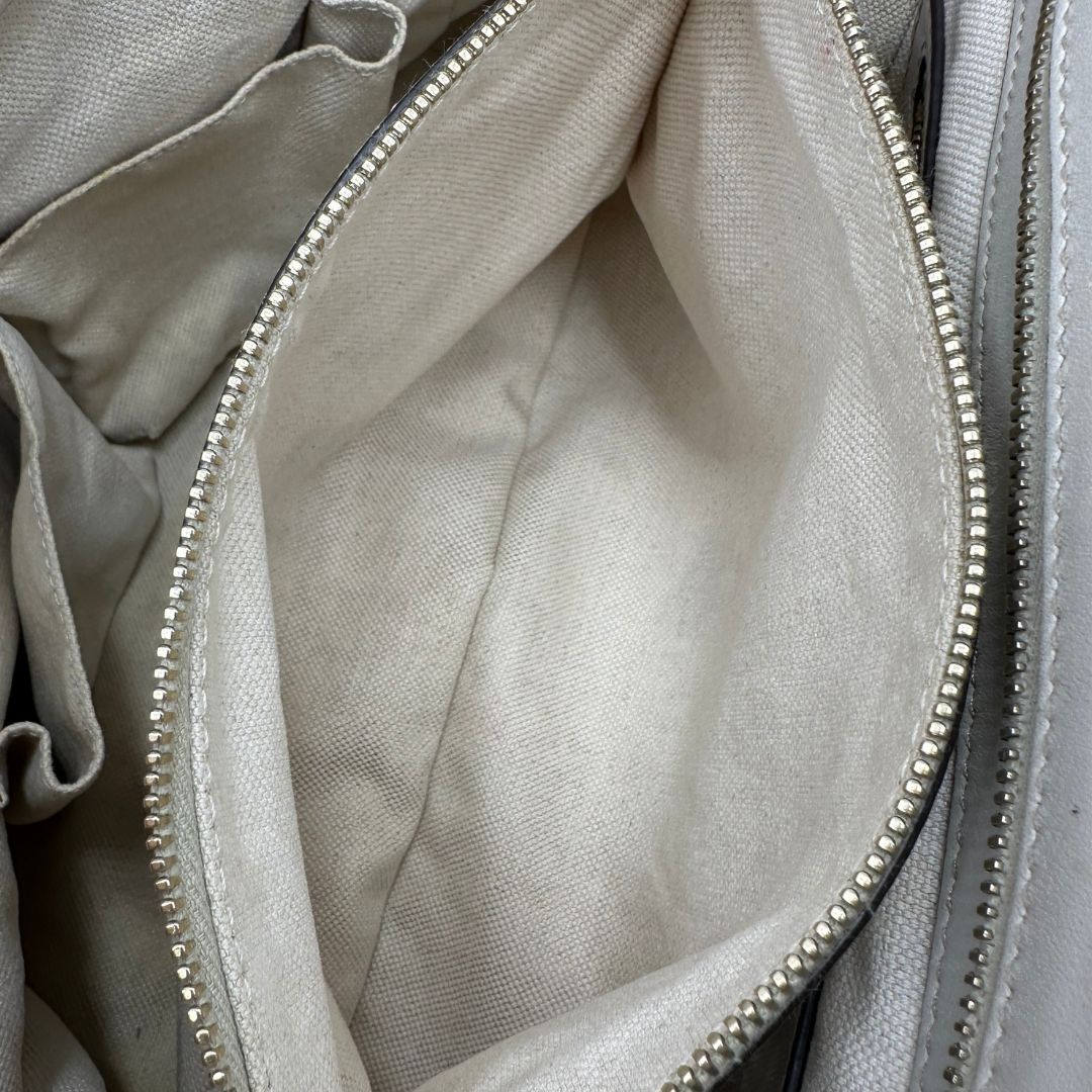 interno  Borsa Gucci in pelle color bianco latte GG munita di doppi manici, di lusso, originale, ottime condizioni, usata 