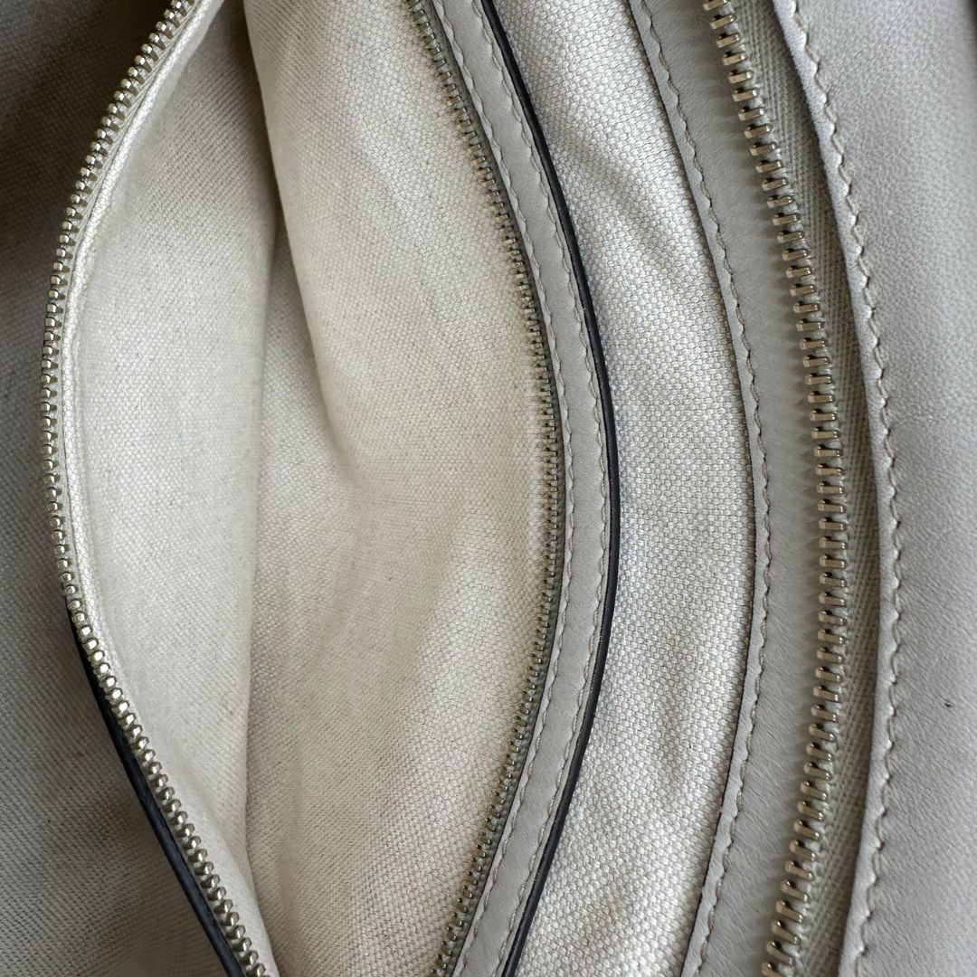 interno  Borsa Gucci in pelle color bianco latte GG munita di doppi manici, di lusso, originale, ottime condizioni, usata 