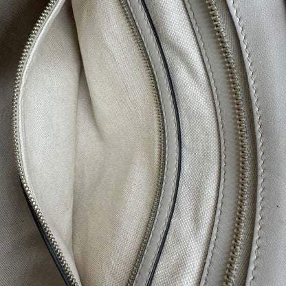 interno  Borsa Gucci in pelle color bianco latte GG munita di doppi manici, di lusso, originale, ottime condizioni, usata 