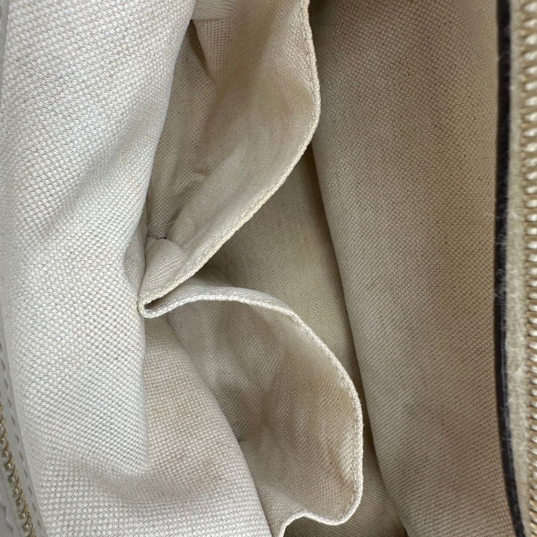 interno  Borsa Gucci in pelle color bianco latte GG munita di doppi manici, di lusso, originale, ottime condizioni, usata 