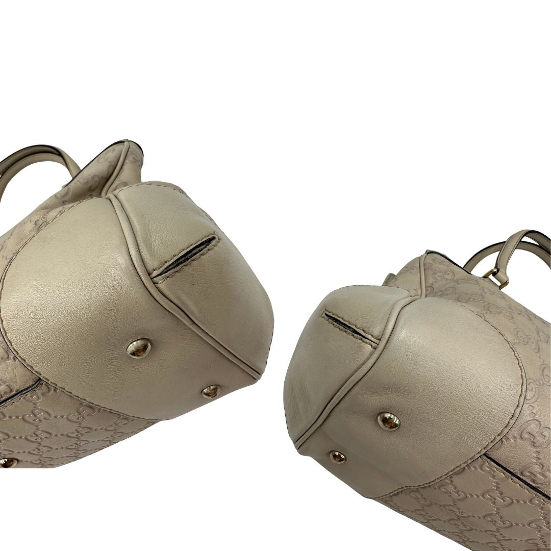 angoli  Borsa Gucci in pelle color bianco latte GG munita di doppi manici, di lusso, originale, ottime condizioni, usata  