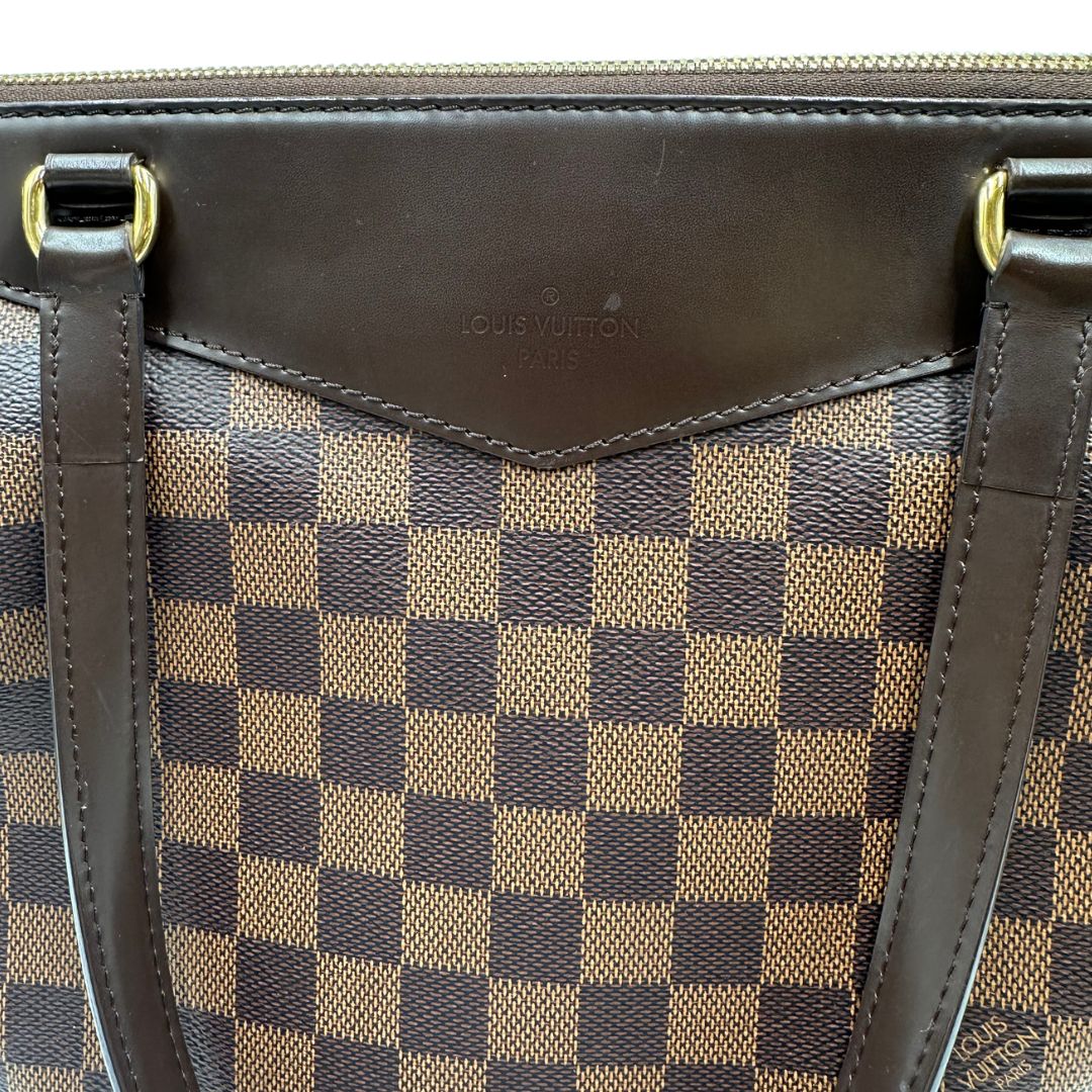 Borsa Louis Vuitton in canvas Damier Ébène con finiture in pelle marrone e dettagli hardware dorati, di lusso, originale, ottime condizioni, usata.