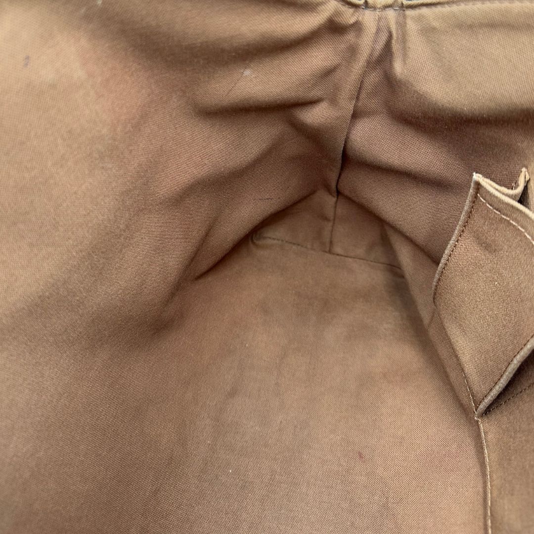 interno Borsa Louis Vuitton in tela Monogram con finiture in vacchetta naturale e dettagli hardware dorati. Design elegante, da portare a spalla, di lusso, originale, ottime condizioni, usata. 