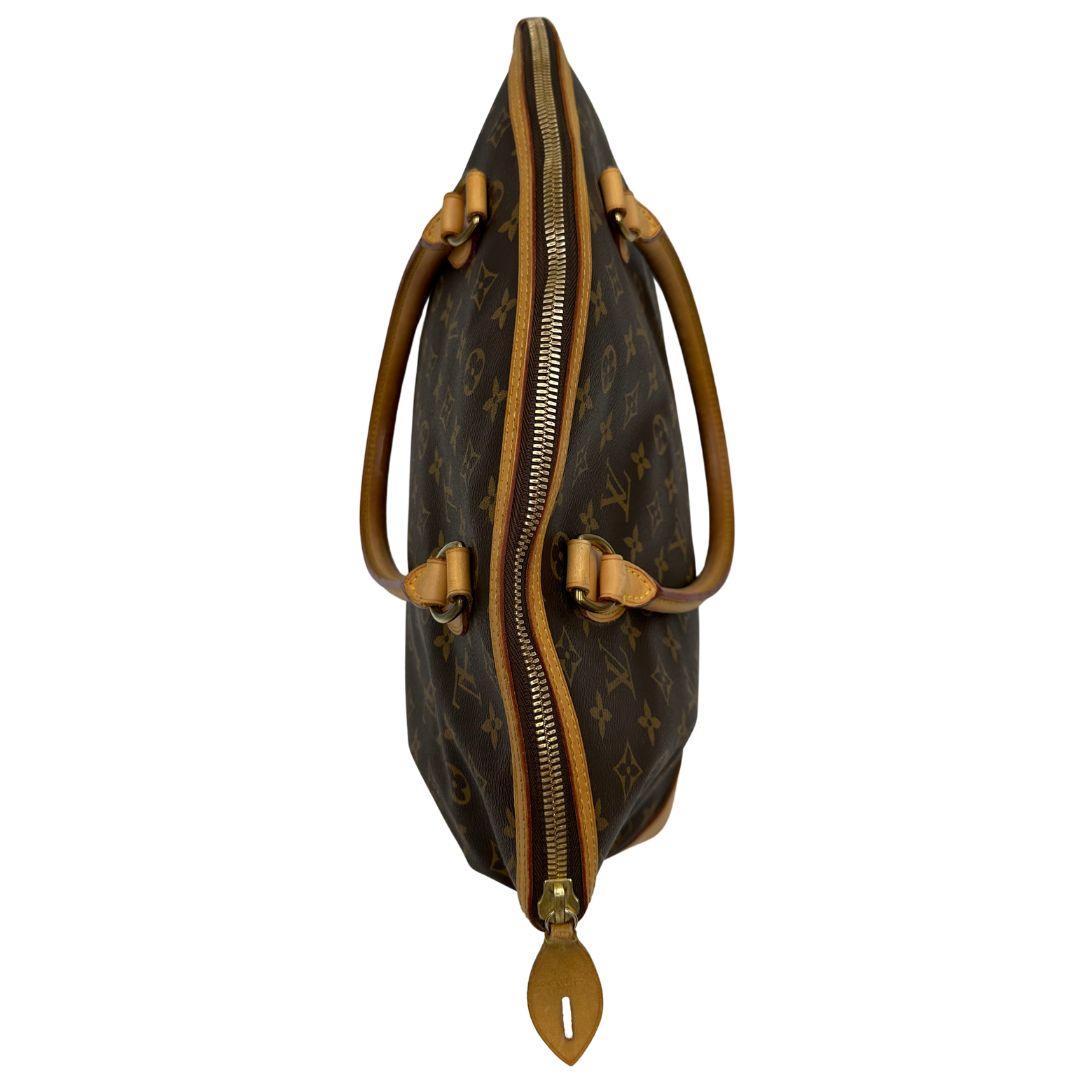 Borsa Louis Vuitton in tela Monogram con finiture in vacchetta naturale e dettagli hardware dorati. Design elegante, da portare a spalla, di lusso, originale, ottime condizioni, usata.