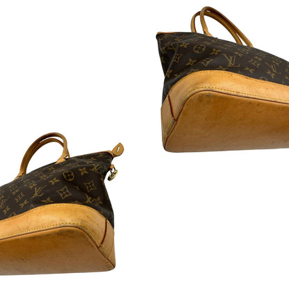angoli Borsa Louis Vuitton in tela Monogram con finiture in vacchetta naturale e dettagli hardware dorati. Design elegante, da portare a spalla, di lusso, originale, ottime condizioni, usata.