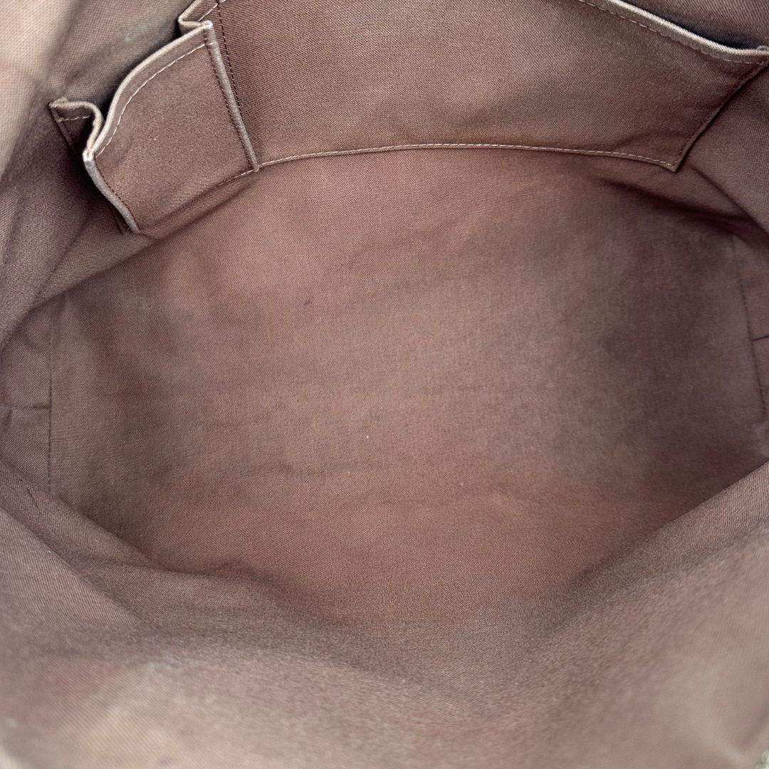 interno Borsa Louis Vuitton in tela Monogram con finiture in vacchetta naturale e dettagli hardware dorati. Design elegante, da portare a spalla, di lusso, originale, ottime condizioni, usata. 