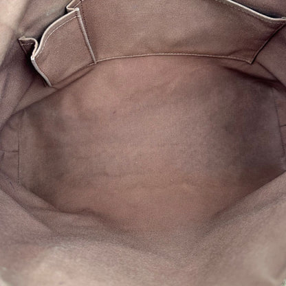 interno Borsa Louis Vuitton in tela Monogram con finiture in vacchetta naturale e dettagli hardware dorati. Design elegante, da portare a spalla, di lusso, originale, ottime condizioni, usata. 