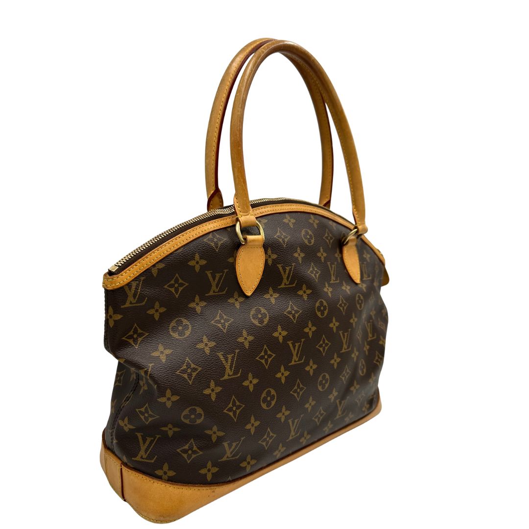 lato Borsa Louis Vuitton in tela Monogram con finiture in vacchetta naturale e dettagli hardware dorati. Design elegante, da portare a spalla, di lusso, originale, ottime condizioni, usata. 