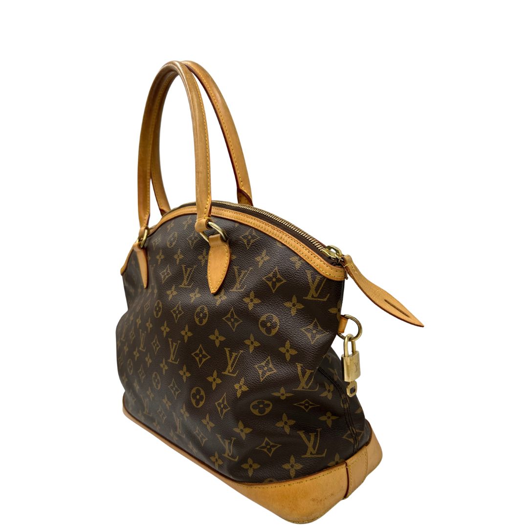 lato Borsa Louis Vuitton in tela Monogram con finiture in vacchetta naturale e dettagli hardware dorati. Design elegante, da portare a spalla, di lusso, originale, ottime condizioni, usata. 