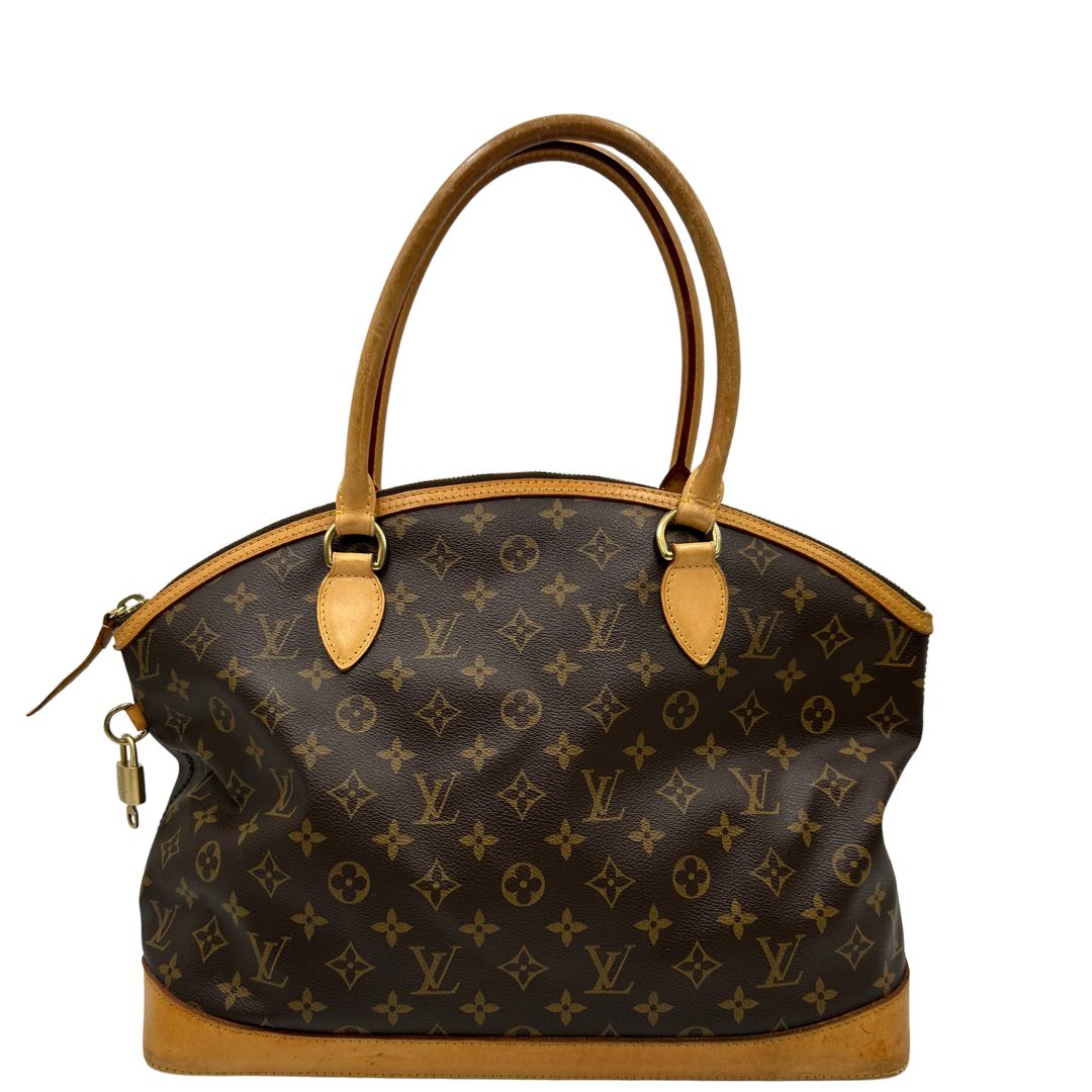 retro Borsa Louis Vuitton in tela Monogram con finiture in vacchetta naturale e dettagli hardware dorati. Design elegante, da portare a spalla, di lusso, originale, ottime condizioni, usata. 